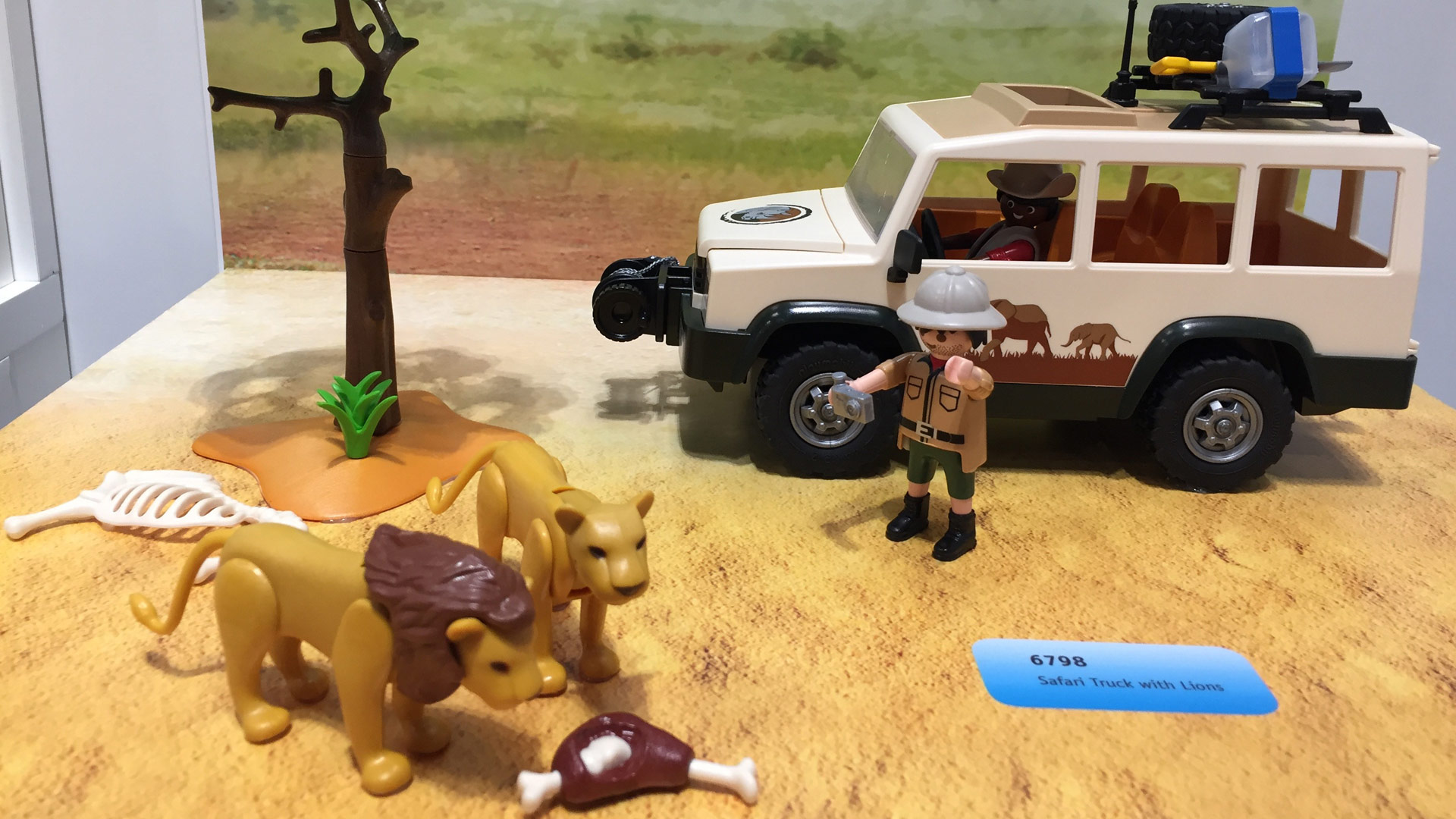 playmobil safari truck with lions